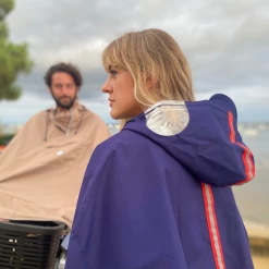 Le Temps Des Grenouilles Poncho De Pluie ADULTE - Coloris Unis 30 Le Temps Des Grenouilles Poncho De Pluie ADULTE - Coloris Unis -Promos Vélo Magasin capferret capedepluievelobleumarinepourcyclistesletempsdesgrenouillespolyesterrecyclebouteillesplastiqueponchobandereflechissante 4 720x