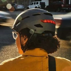 Casque Giro Mips Et Lumières Avant/arrière 10 Casque Giro Mips Et Lumières Avant/arrière -Promos Vélo Magasin casque velo femme giro escape mips velo urbain