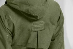 Parka Imperméable Basil Mosse Femme 22 Parka Imperméable Basil Mosse Femme -Promos Vélo Magasin detail au dos de la parka impermeable basil mosse