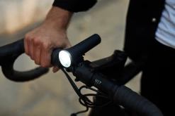 Eclairage Vélo Puissant 400 Lumens + Laser Beryl -Promos Vélo Magasin eclairage velo 400 lumens laser visibilite renforcee beryl