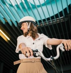 Closca Helmet Blanc 10 Closca Helmet Blanc -Promos Vélo Magasin helmet white mesa de trabajo 1 581x600 1