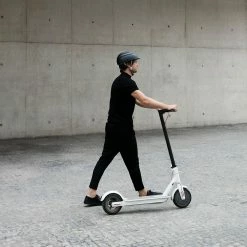 Closca Helmet Noir -Promos Vélo Magasin mesa de trabajo 2 1 1000x1000 1